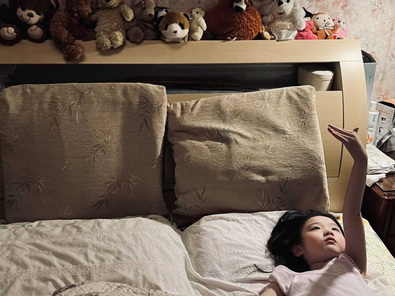 葉子綺在電影《左撇子女孩》飾演一名慣用左手的小女孩。(圖/光年映畫提供)