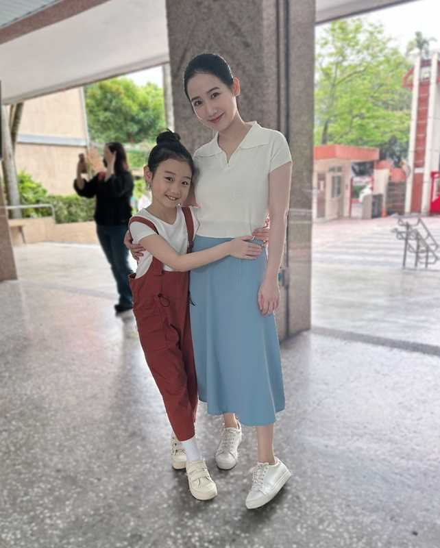 媽媽Anna是葉子綺的好朋友也是她的「戲劇指導」。(圖/翻攝自葉子綺臉書)