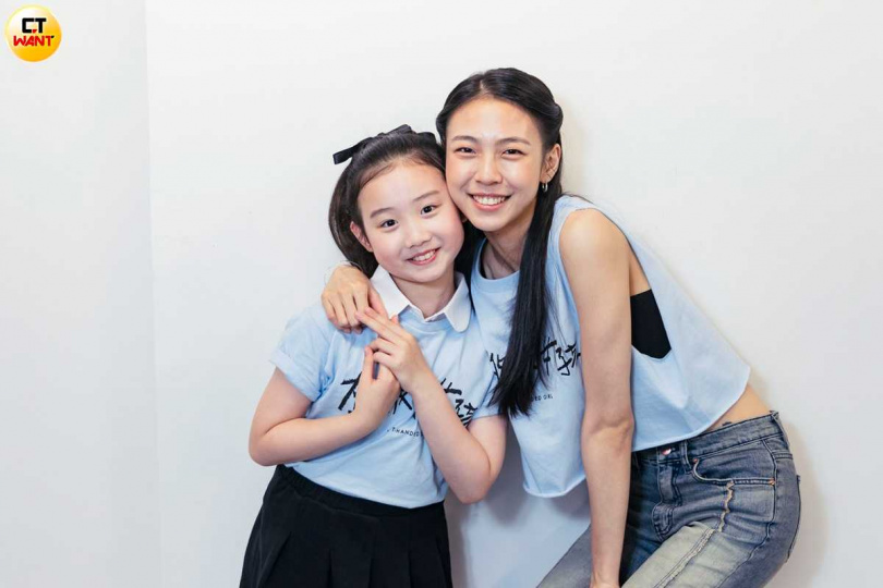 雖然拍完《左撇子女孩》3年都幾乎沒有聯絡，但近期為了宣傳電影碰頭，葉子綺與馬士媛這對片中姊妹仍是默契十足。（圖／楊澍攝）