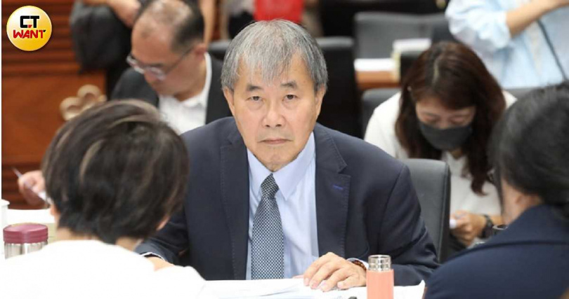 教育部長鄭英耀（圖）允諾對現職教師各項加給與退休教師所得替代率再次審視並於半年內出具報告。（圖／劉耿豪攝）