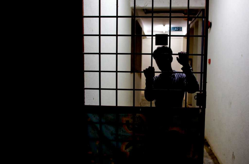 因債務與貧困壓力，緬甸貧民被迫出售器官換取現金，黑市手術操作多在隱密空間進行。