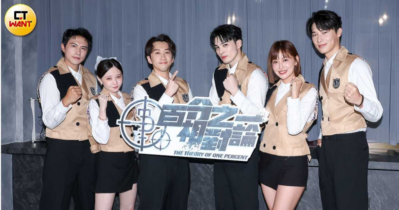 潘君侖(左起)、本本、陳漢典、黃偉晉、梁以辰、宋偉恩出席茶敘。(圖/楊澍攝)