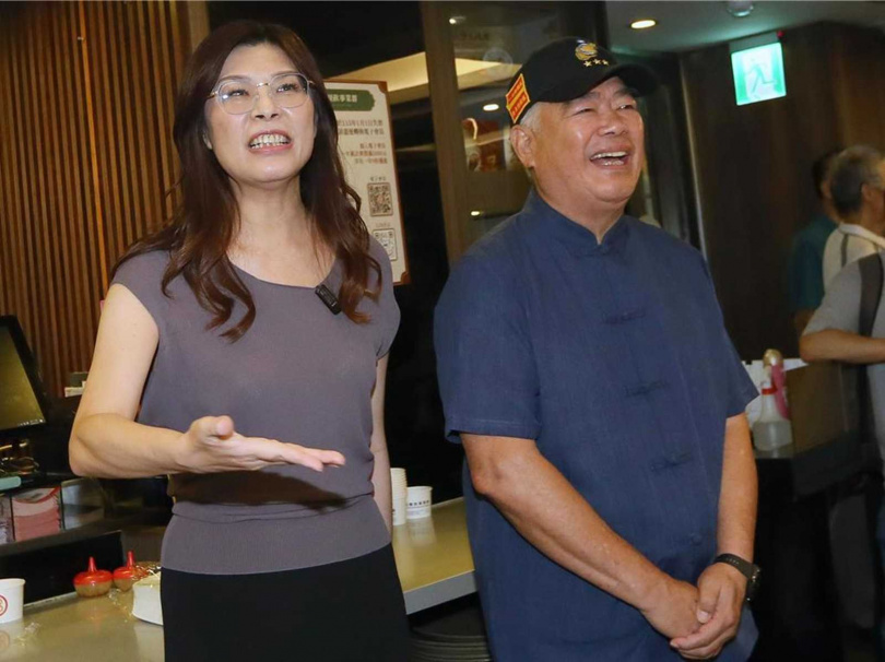 前黃復興黨部主委季麟連（右）在國民黨主席改選中就一路力挺鄭麗文。（圖／報系資料照）