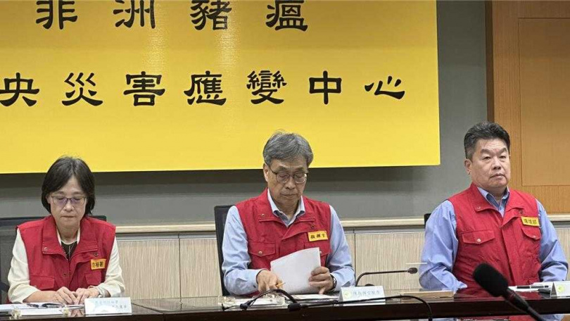 今(30)日中央災害應變中心記者會時,農業部長陳駿季指出,第二次檢驗還是發現有2處驗出非洲豬瘟核酸陽性,研判台中相關清消流程還有要加強,而為求謹慎,已請國防部化學兵協助,力求31日完成清消。(圖/中國時報賀培晏攝)