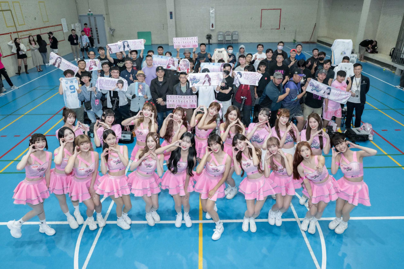 桃氣女孩超吸睛,排球場變星光大道,甜美應援引爆球迷高潮。(圖/影響力動能提供)