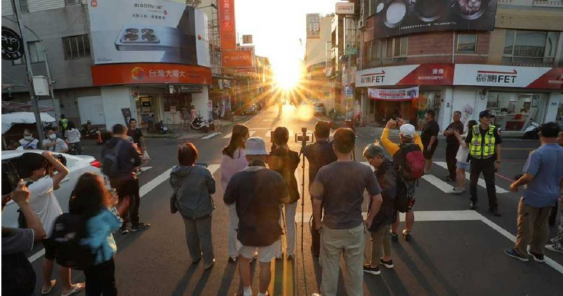 南投市民族路、公園街部分路段8日下午3時至5時10分封閉,方便民眾觀賞拍攝南投版「曼哈頓懸日」。(圖/南投市公所提供)