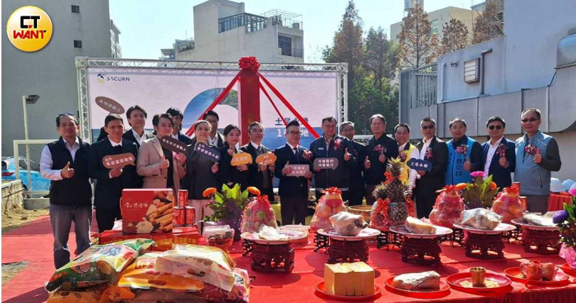 台中市副市長鄭照新、內政部建築研究所所長王榮進、台灣建築中心執行長江欣政等貴賓皆應邀出席「土星永續1號」動土典禮。（圖／林榮芳攝）