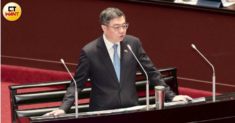 閣揆卓榮泰（圖）下令政院各單位暫不接受李貞秀索資。（圖／黃耀徵攝）