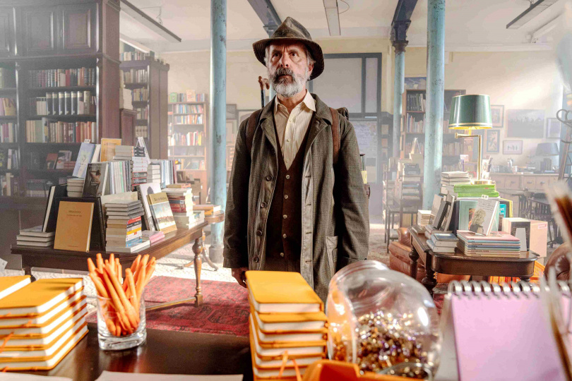 德國影帝克里斯多福赫斯特將片中個性靦腆卻情感滿分的「送書人卡爾」演繹得淋漓盡致。(圖/海鵬提供)