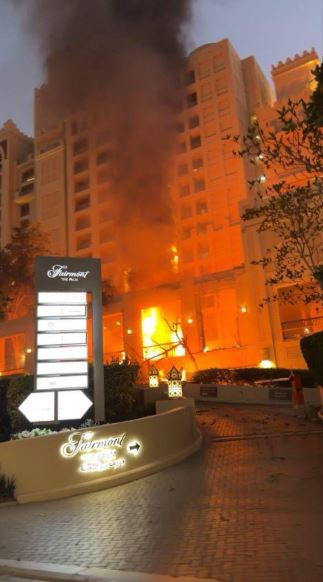 杜拜五星級飯店遭伊朗飛彈襲擊釀大火。(圖/翻攝自X平台@IbrahimJalalYE)