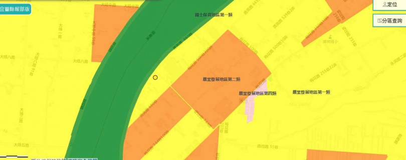 《國土計畫法》規定,「農一」的劃設條件為具優良生產環境、農業使用面積佔比達 80% 以上的地區,廣興一段以工廠和住家為主,卻仍被劃成農一。(圖/翻攝內政部國土功能分區圖展示資訊查詢系統)