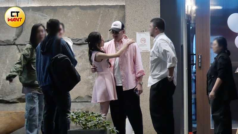 楊千霈與穿著同為粉色襯衫的唐志中互動親近熟稔。（圖／本刊攝影組）