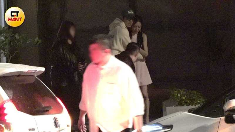 王柏傑在楊千霈攙扶下走出餐廳。（圖／本刊攝影組）