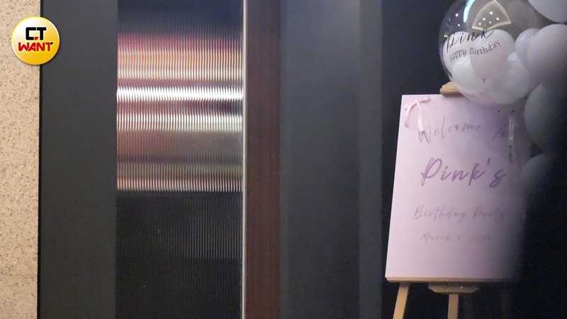 門口的告示板與楊千霈的英文名和服裝同樣走粉嫩色系。（圖／本刊攝影組）