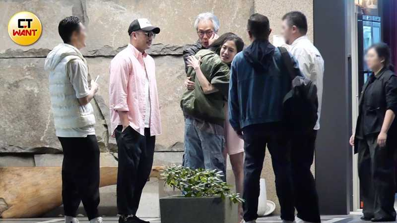 楊千霈在餐廳門口與友人相擁道別。（圖／本刊攝影組）