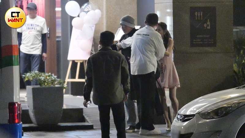 看似有酒意的曾國城在楊千霈護送下離開餐酒館。（圖／本刊攝影組）