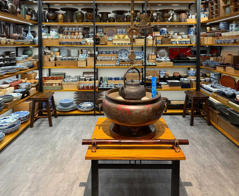 林國松豐富的茶器收藏。（圖／吳德亮攝影）