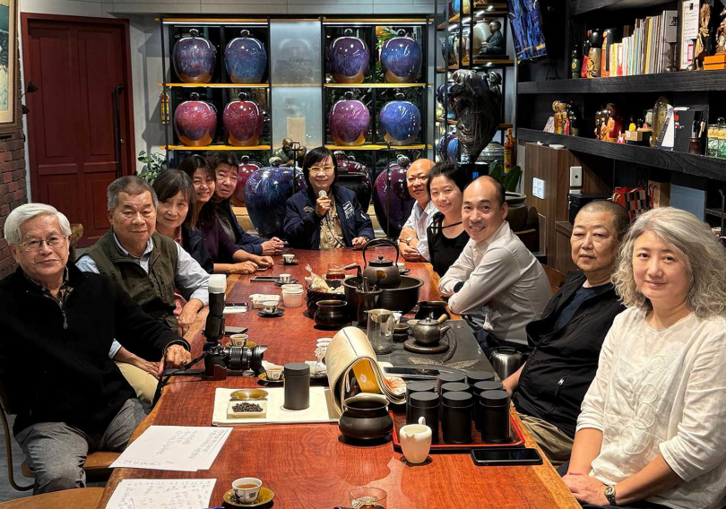 本文作者與伍紀年代茶協會同仁共品9款不同年份的福壽山烏龍茶。（圖／吳德亮攝影）