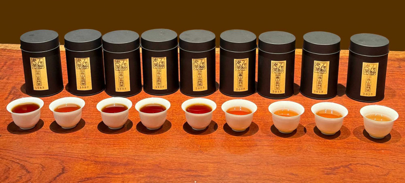 從2023年至1983年福壽山烏龍茶湯色表現。（圖／吳德亮攝影）