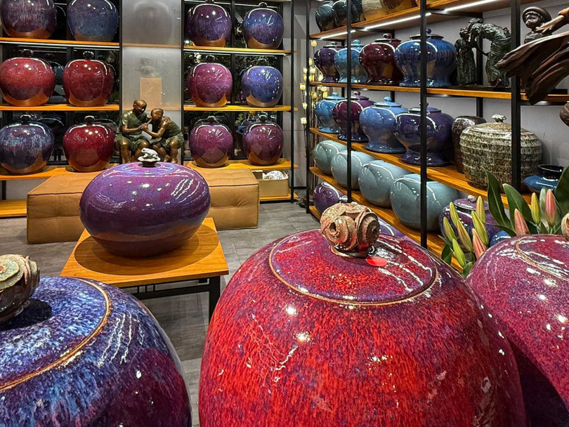 年份較老的茶品再以彩陶貯藏。（圖／吳德亮攝影）