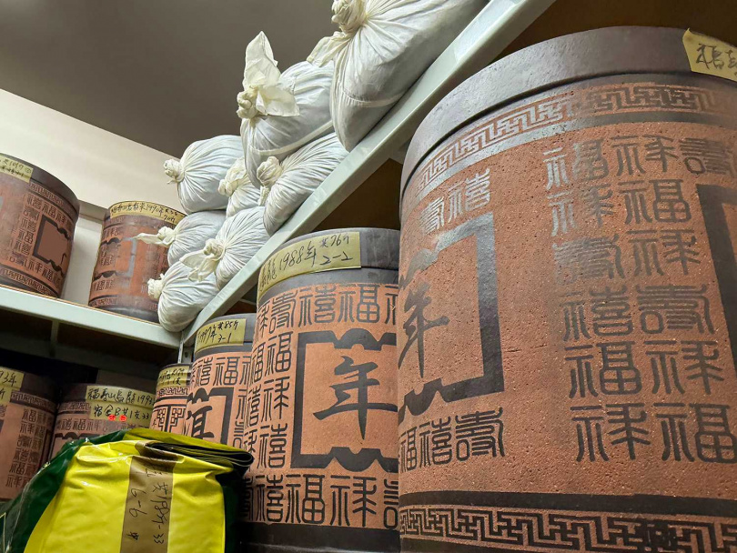 偌大的倉庫內以陶甕或真空包裝藏茶。（圖／吳德亮攝影）