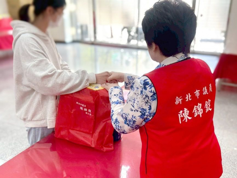 新北市議員陳錦錠（右）也在中和勤跑基層多年，在地有不少支持者。（圖／翻攝自立委張智倫媒體群組）