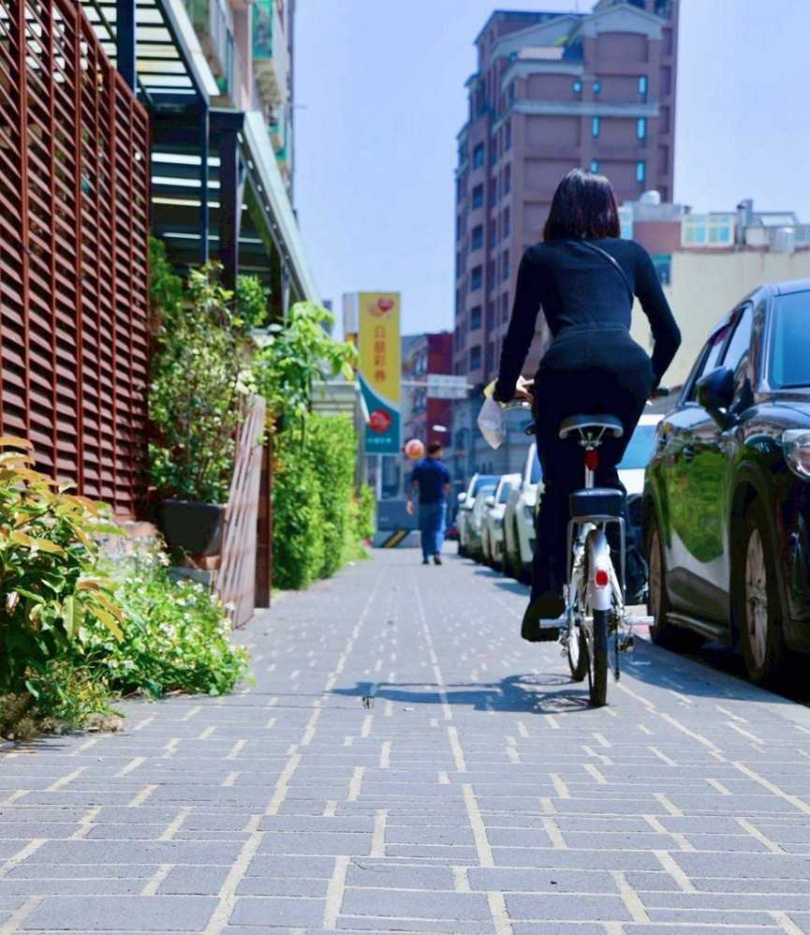 如今改善後平坦的光明商圈步道讓行人與腳踏車騎士能自在漫遊。（圖／翻攝自竹北市公所媒體群組）