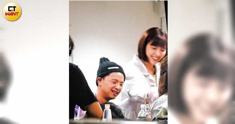 本刊過去也曾捕捉到小鬼與峮峮一同到李易的工作室開心聚餐。（圖／本刊攝影組）