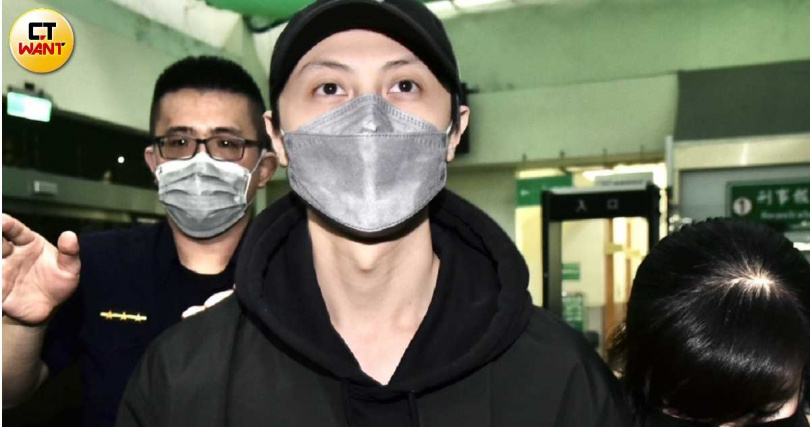 王子透過憋氣形成高血壓從而取得免役證明逃兵,本月1日以50萬元交保。(圖/蘇聖倫攝)