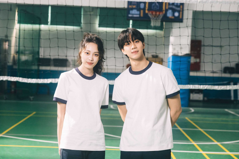 貢丸（右）和鄭馥儀兩人在MV中飾演排球社的學長與學妹。（圖／華研提供）