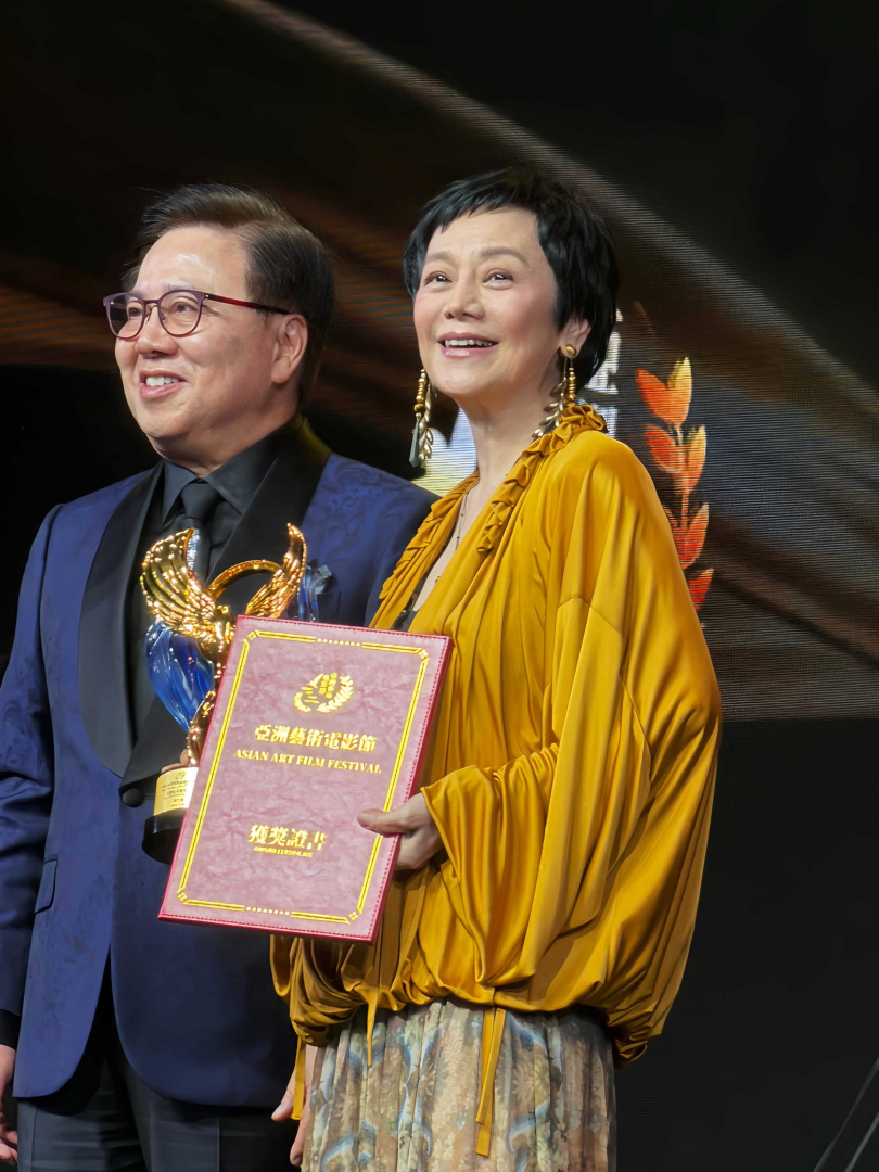 香港國際電影節協會主席王英偉博士(左)昨在「2026 亞洲藝術電影節」金海燕獎頒獎典禮上頒獎給張艾嘉。(圖/甲上娛樂提供)