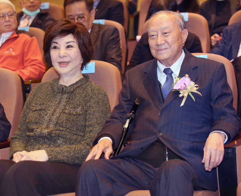 前考試院長關中(右起)賢伉儷已多年未出現在螢光幕前,如今卻因太太張惠君娘家拆遷費問題與國防部爭訟而躍上公眾視野。(圖/報系資料照)