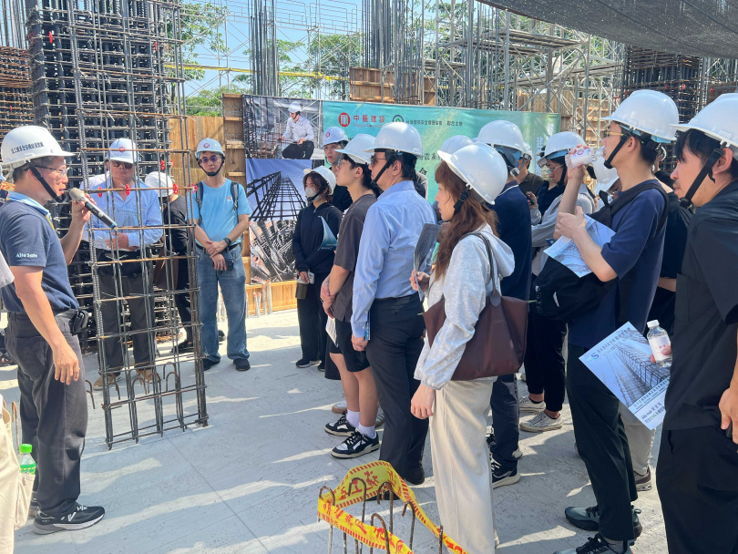 「建築安全履歷協會」創會理事長戴雲發於觀摩會現場解說「Alfa Safe耐震系統工法」，強調安全建築必須設計與施工兼具，唯有推動「安全品質透明化」，才能實質保障購屋者的居住安全，讓民眾真正住得安心又放心。（圖片提供／社團法人建築安全履歷協會）