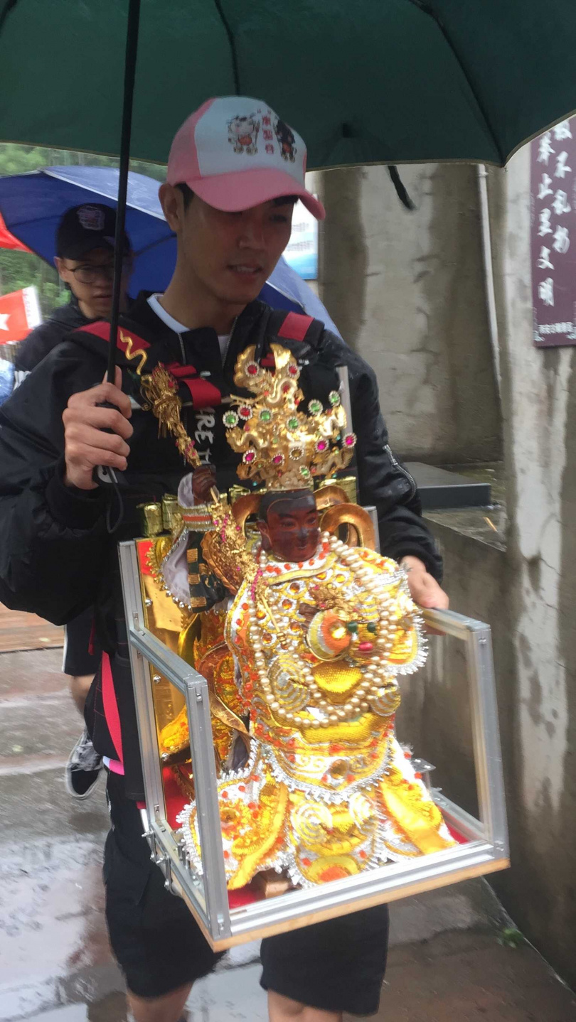 兆群背著神像到四川旅遊。(圖/拾光飛翔娛樂提供)