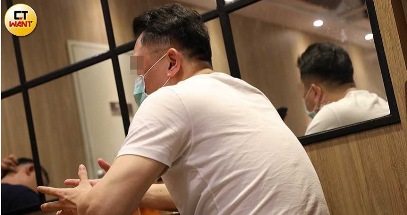 整形名醫A男出面控訴，他將在大陸賺的血汗錢交給涂男匯回台灣，結果卻被對方捲款逃跑。（圖／張文玠攝）