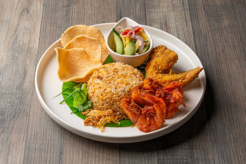 主要來自砂拉越和沙巴的「傳統辣醬炒飯」,以高溫快速爆炒散發獨特煙燻香氣,還可搭配炸雞翅、酥炸蝦一起享用。(360元,圖/板橋凱撒大飯店提供)