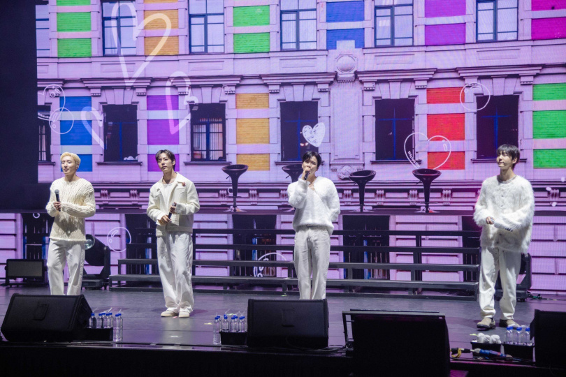 四位成員身著純白毛衣演唱〈CHRISTMAS WITH YOU〉。（圖／SHOW Office提供）