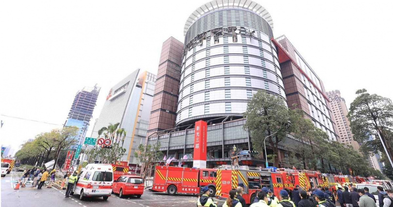 台中新光三越發生嚴重氣爆，市府已緊急開設二級災害應變中心，全力投入救災。（圖／擷取自Facebook／盧秀燕）