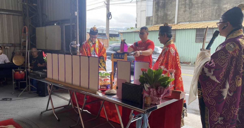 神明聖誕選用好的香品祝壽，讓心意隨著裊裊香煙上升直達天廳（圖／李慶成製香廠提供）。