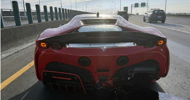 法拉利SF90車尾毀損。（圖／翻攝畫面）