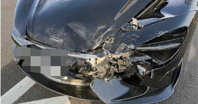 麥拉倫車頭引擎蓋、大燈等部位嚴重毀損。（圖／翻攝畫面）