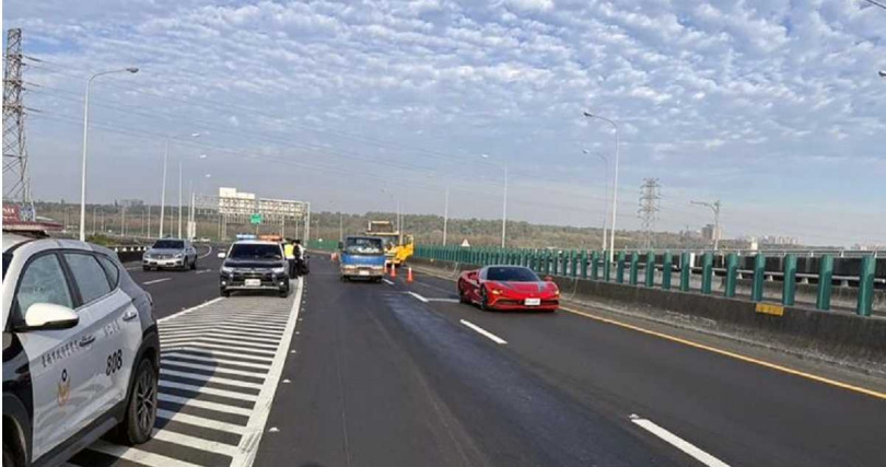 追撞發生後，2輛超跑一同停在快速道路上等待拖吊車。（圖／翻攝畫面）