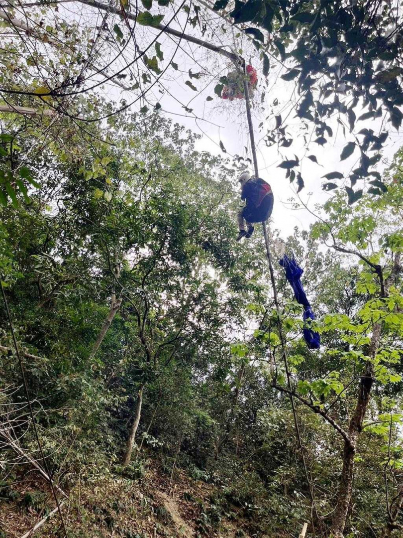屏東縣賽嘉飛行場今日下午發生飛行傘玩家掛在賽嘉林道附近10餘公尺高樹枝意外。（圖／屏東縣消防局提供）