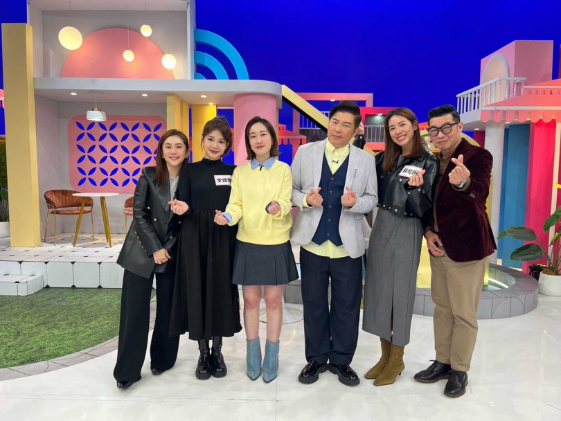 王宇婕（左起）、李佳豫、主持人巴鈺、曾國城、林可彤、馬力歐，在《女王大人》節目上分享生離死別的遺憾。（圖／緯來提供）