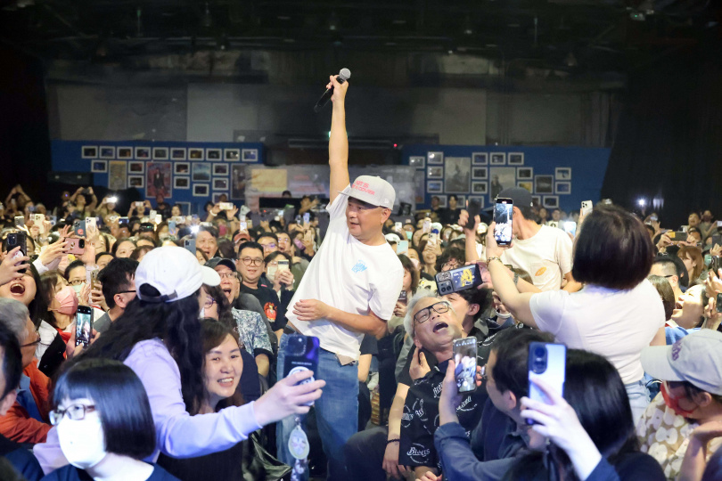 陳昇走下舞台與歌迷近距離互動合唱。（圖／寬宏藝術提供）