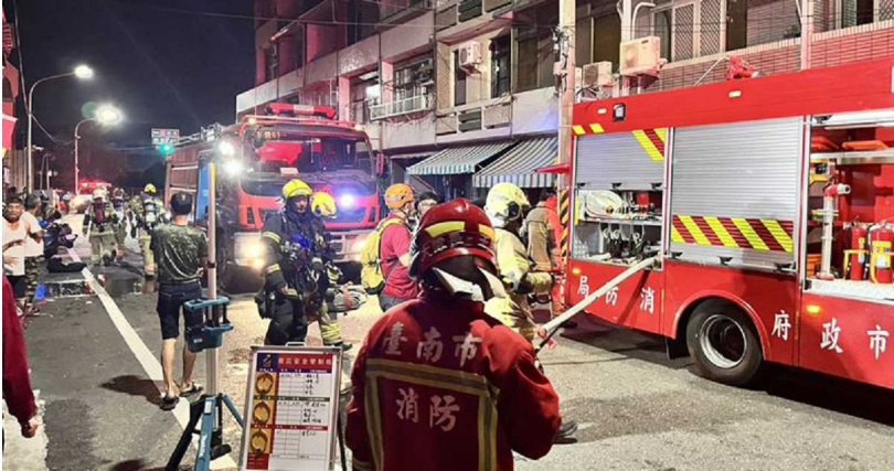 台南市麻豆區一間民宅昨（29日）晚間驚傳大火，所幸一家4口及時逃出，這才有驚無險未釀傷亡，怎料起火原因竟是，高中生兒在家裡「做實驗」不慎把家燒掉。（圖／翻攝畫面）