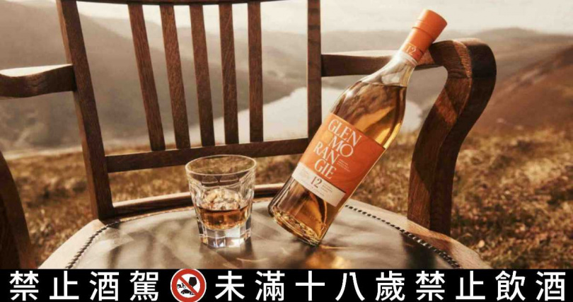 經典格蘭傑12年 完美展現出：柑橘、蜂蜜、香草和蜜桃的風味，更榮獲2024年世界威士忌大賽的金牌。※喝酒勿開車！飲酒過量，有害健康，未滿18歲請勿飲酒。（圖／格蘭傑提供）。