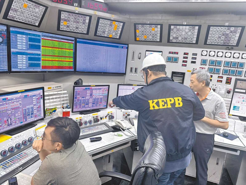 高雄市政府環保局派員稽查興達電廠運營情況。(圖/翻攝自高雄市政府環境保護局臉書)