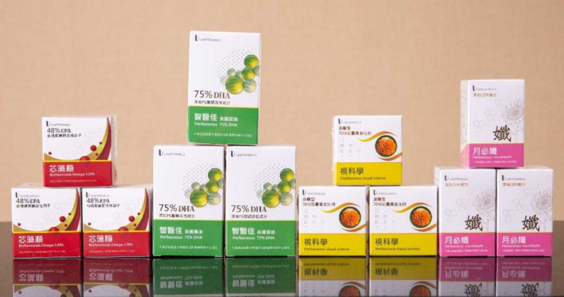 U能生醫明星產品全系列:「智醫佳」、「芯藻順」、「視科學」、「月必孅」,從全齡營養出發,為現代素食者與健康族群量身打造安心有效的保健方案。(圖/黃耀徵攝)