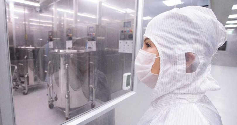 創辦人林詩芸穿戴無塵裝、親赴生產線,仔細巡視每一道製程環節,只為確保每一項產品都符合最高安全與品質標準。(圖/黃耀徵攝)